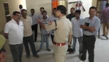 इलाहाबाद: एसपी को आया गुस्सा तो कई पुलिसवालों की बाइक की हवा निकलवाई, दरोगा को धमकाया