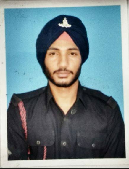 सेना अधिकारी ने घटना की पुष्टि की है. उन्होंने कहा, उत्तर कश्मीर के गुरेज में घुसपैठ की कोशिश नाकाम करने के दौरान विक्रमजीत सिंह शहीद हो गए.