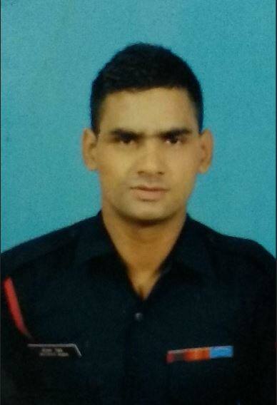 बांदीपोरा के एसएसपी शेख जुल्फिकार ने कहा कि आतंकियों की मौजूदगी के बारे में खुफिया सूचना मिली थी. उन्होंने कहा कि घटनास्थल पर और टीम को भेजी गई है.