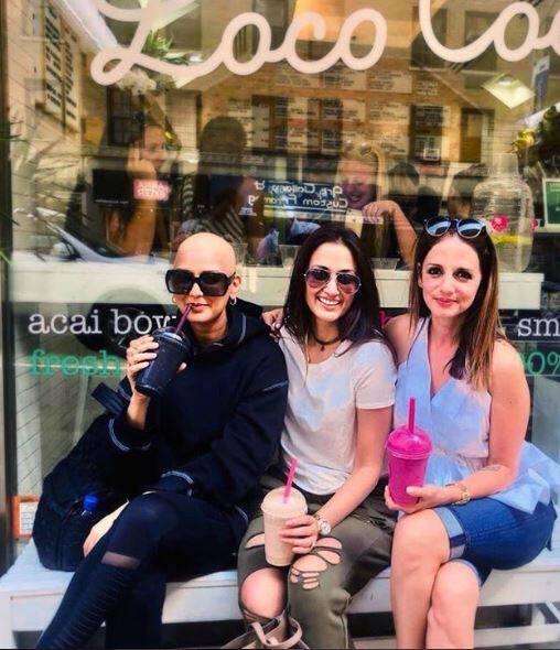 इससे पहले सोनाली ने फ्रेंडशिप-डे के दिन अपनी खास दोस्त सुजैन खान और गायत्री ओबेरॉय के साथ फोटो खिंचवा कर अपने इंस्टाग्राम अकाउंट पर शेयर की थी. साथ ही उनकी सेहत में सुधार होने के लिए फैन्स द्वारा मांगी गई दुआ को शुक्रिया अदा किया. तस्वीर: इंस्टाग्राम