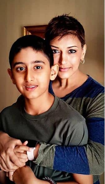 एक्ट्रेस सोनाली बेंद्रे को मेटास्टैटिक कैंसर हो गया है जिसकी वजह से उन्हें पहले कैंसर डायग्नोस कराना पड़ा और अब कीमोथेरेपी करवा रही हैं. इससे पहले बॉलीवुड एक्टर इमरान खान को भी कैंसर हो गया था जिसके लिए वो लंदन में कीमोथेरेपी कराने पहुंचे हैं. तस्वीर: इंस्टाग्राम