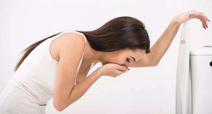 वहीं इससे उल्टियां और जी मिचलाने जैसी दिक्कतें सामने आती हैं. तस्वीर: गूगल फ्री इमेज