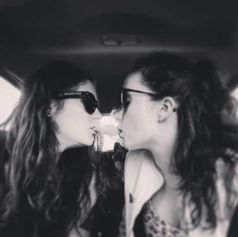 वहीं एक कपल ने कहा कि तुम अभी 50 डॉलर ले लो. राइड खत्म होने पर 50 डॉलर और मिल जाएंगे. बस हमें हमारा काम करने दो. वहीं एक ने बताया कि दो महिलाएं कैब में बैठी और थोड़ी देर में ही सेक्सुअल एक्टिविटी करने लगीं. उन्हें लगा कि ड्राइवर को कुछ समझ नहीं आ रहा. फोटोः गूगल फ्री इमेज