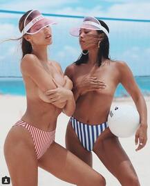 काइली और केंडल जेनर की ई-कॉमर्स वेबसाइट के लिए टॉपलेस हुईं मॉडल्स, देखें तस्वीरें