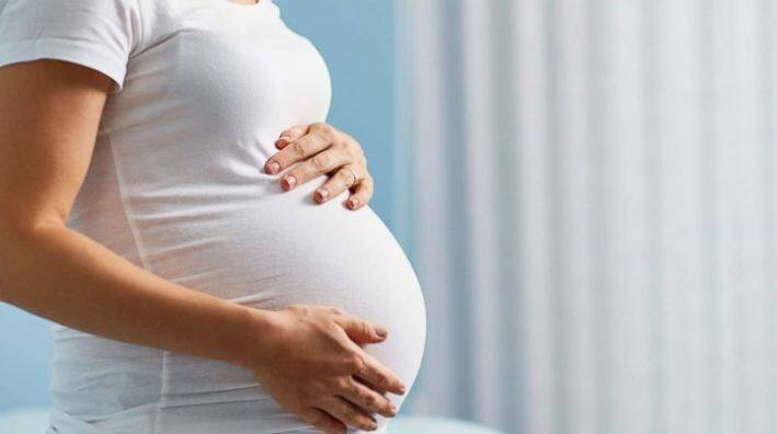 भारत में साल का तीसरा और आखिरी सूर्य ग्रहण 11 अगस्त को लगने वाला है. सूत्रों के मुताबिक, यह ग्रहण भारत में आंशिक रूप से दिखाई देगा. इसी कड़ी में आज हम गर्भवती महिलाओं को सूर्य ग्रहण से होने वाले प्रभावों के बारे में बताने जा रहे हैं. तस्वीर: गूगल फ्री इमेज