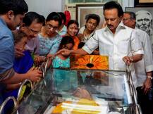 LIVE UPDATES: मरीना बीच पर समाधि के लिए खुदाई शुरू, शाम चार बजे निकलेगी करुणानिधि की अंतिम यात्रा