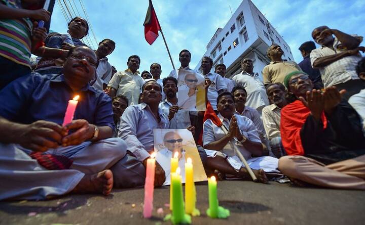 अपने जीवनकाल में कभी विधानसभा चुनाव ना हारने वाले एम करुणानिधि साल 1957 में सबसे पहले कुलीथलाई विधानसभा से चुने गए, इसके बाद 1962 में थंजावुर विधानसभा और साल 1967 और 1971 में वो सैडापेट से चुनाव जीत कर विधानसभा पहुंचे. एपीफोटो-एपी