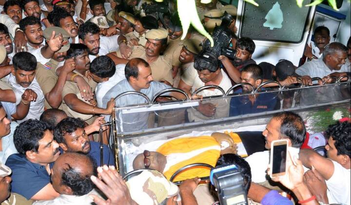 13 बार विधानसभा के सदस्य और पांच बार तमिलनाडु के मुख्यमंत्री रहे करुणानिधि को दक्षिण भारत का दिग्गज नेता माना जाता था. उन्हें बीते 28 जुलाई को चेन्नई के कावेरी अस्पताल में भर्ती किया गया था. फोटो-एपी