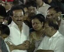 करुणानिधि को गुरु अन्ना दुरई के पास दफनाया गया, फूट-फूट कर रोया परिवार