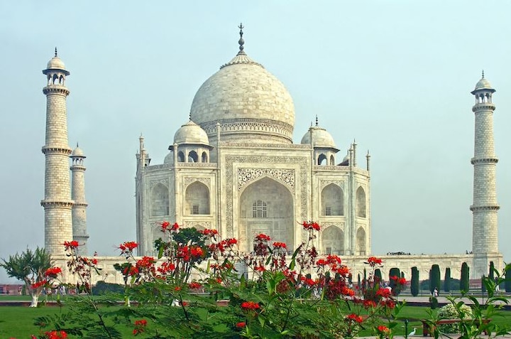 Agra: Chinese Liang chia cheng becomes first visitor to tajmahal after reopen Taj Mahal Reopens:  6 महीने तक बंद रहने के बाद खुला ताज महल, चीनी टूरिस्ट ने किया सबसे पहले दीदार