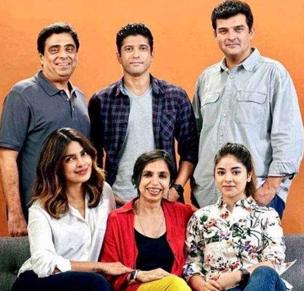 लंबे समय से अमेरिका के न्यूयॉर्क शहर में रह रहीं प्रियंका अभी मुंबई में मौजूद हैं. उन्होंने अपनी अपकमिंग फिल्म  'द स्काई इज पिंक' की टीम के साथ ताजा तस्वीरें भी शेयर की हैं. फिल्म की शूटिंग जल्द शुरू होने जा रही है.  फोटो - इंस्टाग्राम