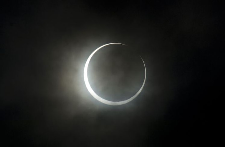 Vaisakh Purnima 2021: वैशाख पूर्णिमा पर लग रहा है साल का पहला चंद्र ग्रहण, परेशानियों से बचना है तो करें ये काम