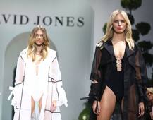 डेविड जोन्स के लिए इस सुपर मॉडल ने ब्रालेस स्विमसूट में रैंप पर किया वॉक