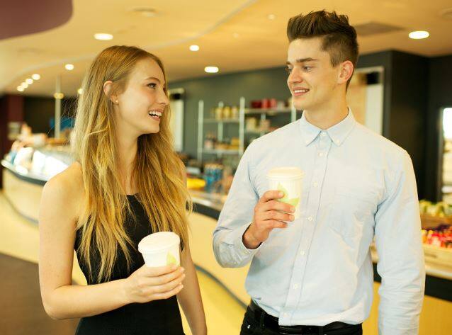 अपनी डेट के सामने हमेशा समझदारी भरी बातें करें. इंटेलिजेंट लड़के लड़कियों को अट्रैक्टिव लगते हैं. गूगल फ्री इमेज