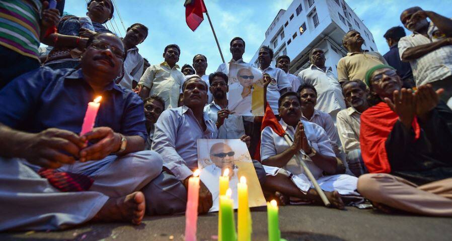 जब आधी रात करुणानिधि को उनके घर से घसीट कर बाहर लाई पुलिस when m. karunanidhi was dragged in 2001 , here is the full story of that night जब आधी रात करुणानिधि को उनके घर से घसीट कर बाहर लाई पुलिस