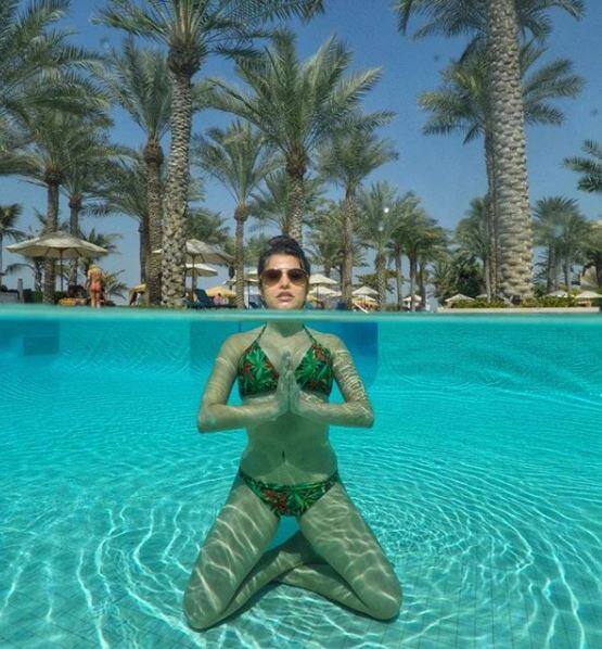 इससे पहले वो दुबई के एक होटल में स्विमिंग पूल के अंदर नहाते हुए देखी गई थीं जहां वो बैठ के नमस्कार करती हुई दिख रही थीं. तस्वीर: इंस्टाग्राम