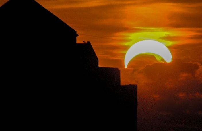 Solar eclipse surya grahan will not visible in India It will happen on 10th June Solar Eclipse 2021: 10 जून को होगा सूर्य ग्रहण, नहीं देगा भारत में दिखाई, इन सावधानियों का रखें ध्यान
