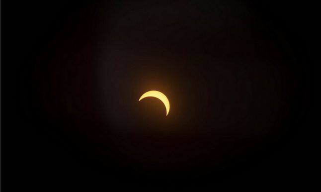 पूर्ण सूर्यग्रहण तब होता है जब चन्द्रमा की छाया पूरी तरह सूर्य को ढंक लेती है. वहीं जब चन्द्रमा की छाया सूर्य के कुछ हिस्से को ढंकती है तो आंशिक सूर्यग्रहण होता है. फोटो : गूगल फ्री इमेज