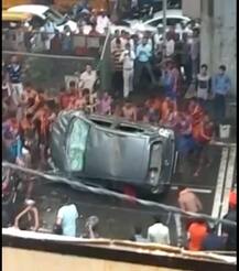 VIDEO: मामूली बात पर कांवड़ियों ने की कारों में तोड़फोड़, देखती रही दिल्ली पुलिस