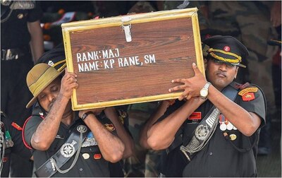 शहादत को सलाम: आखिरी सफर पर निकले शहीद की राह में बिछाए फूल, आंखें हुईं नम
