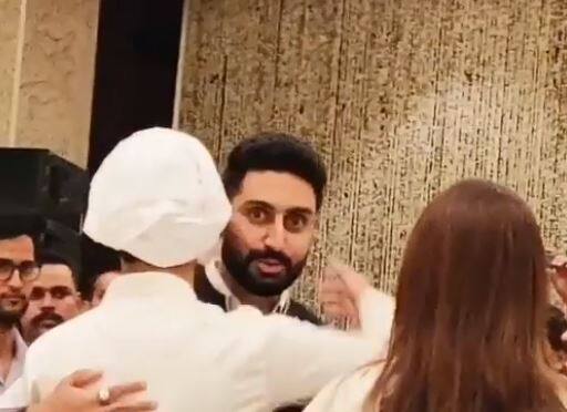 abhishek bachchan troll for laughing at rajan nanda prayer meet श्वेता के ससुर की शोक सभा में हंसते अभिषेक बच्चन हुए ट्रोल, यूजर बोले प्रेयर में हो या पार्टी में
