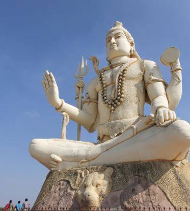 हर महीने कृष्ण पक्ष की चतुर्दशी को मासिक शिवरात्रि पड़ती है लेकिन फरवरी में महाशिवरात्रि और सावन की शिवरात्रि का अलग महत्व है. फोटो : गूगल फ्री इमेज 