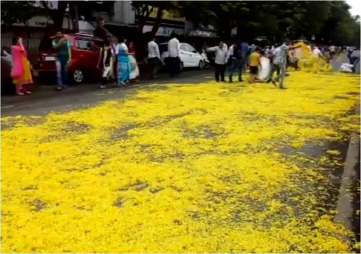 दरअसल, मेजर शहीद कौस्तुभ का परिवार लगभग 30 साल से मुंबई के मीरा रोड पर स्थित घर में रह रहा है. गुरुवार को जब शहीद का शव मीरा रोड पहुंचा तो स्थानिय निवासियों ने फूलों से रोड को ढक दिया.