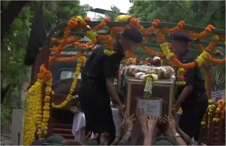 07 अगस्त को आतंकवादियों और भारतीय सेना के बीच हुई मुठभेड़ में मेजर कौस्तुभ शहीद हो गए थे. अब शहीद मेजर कौस्तुभ राणा का पार्थिक शरीर गुरुवार को मुंबई पहुंचा है. जहां एक तरफ शहीद मेजर का परिवार गम में डूबा है, वहीं पड़ोसियों ने शहीद को अनोखे अंदाज में श्रृद्धांजलि दी.