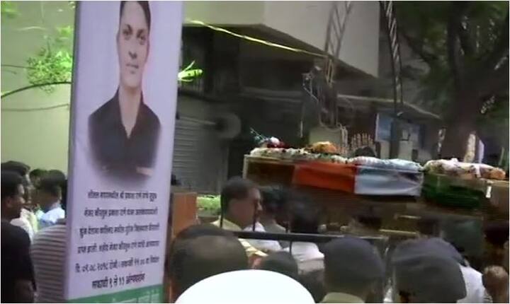 स्थानीय लोगों ने मीडिया को बताया कि शहीद कौस्तुभ की बोलचाल में बहुत प्यार भरा रहता था. लोगों ने यह भी कहा कि जब भी वो घर छुट्टियों पर आते तो पास के होली क्रॉस स्कूल जहां से उन्होंने पढाई की थी वहां अक्सर जाते थे. उन्हें बच्चों से मिलना और उनसे बातें करना बेहद पसंद था.