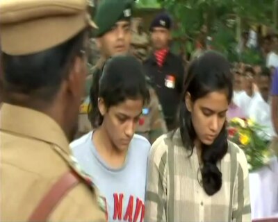 शहादत को सलाम: आखिरी सफर पर निकले शहीद की राह में बिछाए फूल, आंखें हुईं नम