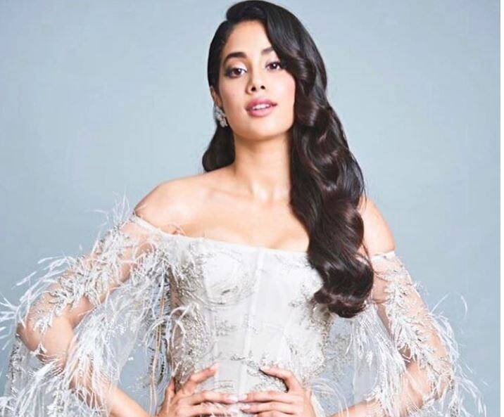 जाह्नवी कपूर के सितारे इन दिनों बुलंदियों पर हैं,पहली फिल्म 'धड़क' को मिले अच्छे रिस्पॉन्स के बाद उनकी झोली में एक और बड़ी फिल्म आ गई है.