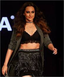 रैंप पर वॉक करते हुए जब बिकिनी पहन सोनाक्षी सिन्हा ने बिखेरे जलवे, जिसने भी देखा देखता ही रह गया