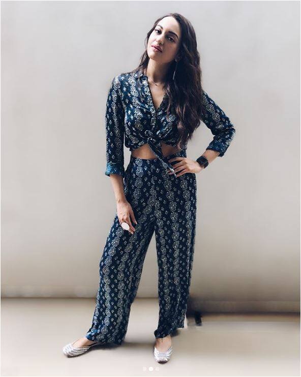  बता दें कि फिल्म दबंग से फेमस हुई एक्ट्रेस सोनाक्षी जल्द ही बॉलीवुड फिल्म 'हैप्पी फिर भाग जाएगी' में नजर आने जा रही हैं. फोटो - इंस्टाग्राम