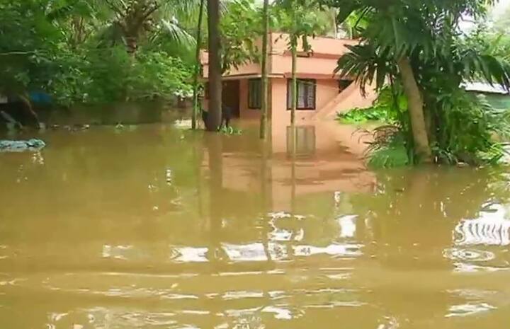 केरल में पिछले 24 घंटों से हो रही भारी बारिश और भूस्खलन से करीब 20 लोगों की मौत हो गई है. बता दें कि इनमें पांच तो एक ही परिवार के सदस्य थे. तस्वीर: एएनआई