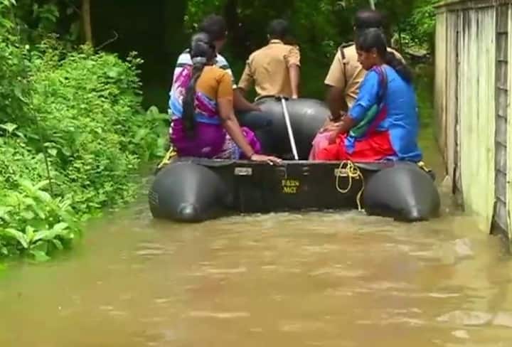 साथ ही पालाम, एरनाकुलम इलाके के आवासीय क्षेत्रों में लगातार हो रही बारिश से पानी भर गया है. इन इलाकों में केरल फायर और रेस्क्यू डिपार्टमेंट रेस्कयू कर रहा है और नाव के जरिए वहां रह रहें लोगों का बचा रहा है. तस्वीर: एएनआई