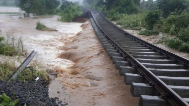 यह केरल के कोझीकोड-वालयार शहरों के बीच बनी ट्रेन की पटरी है जो लगातार हो रही बारिश से क्षतिग्रस्त हो गई है. वहीं इस रूट पर यात्रियों से भरी ट्रेनों की आवाजाही में भी 30 से 60 मिनट तक की देरी हो रही है. दूसरी तरफ मालगाड़ियां भी देरी से चल रही हैं.  बताया जा रहा है कि जहां पटरियों को नुकसान पहुंचा है उन्हें आज ही दुरुस्त किया जा रहा है. तस्वीर: एएनआई  