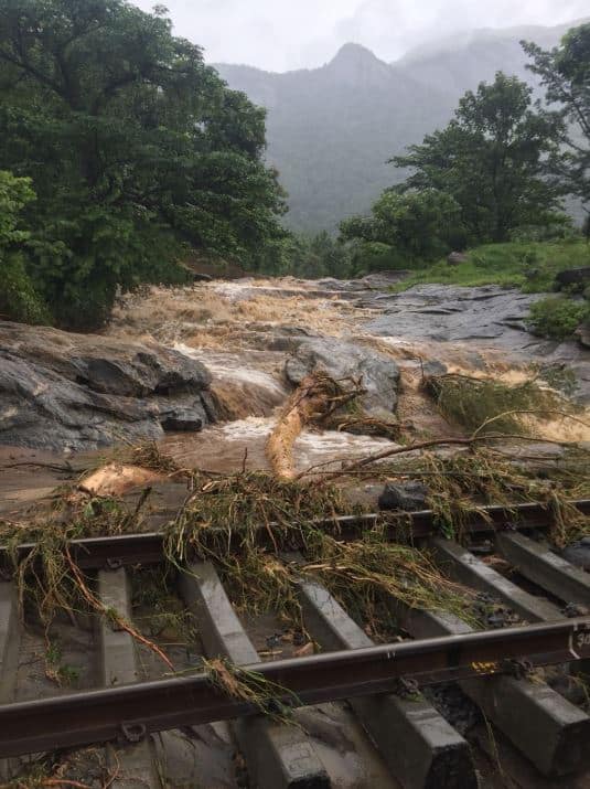 भारी बारिश से कोझिकोड और वालयार के बीच बना दूसरा ट्रैक भी क्षतिग्रस्त हो गया है. इस लाइन पर ट्रेन सेवाओं को अस्थायी रूप से रोक दिया गया है. घटना पर रेलवे प्रबंधक (डीआरएम) और अन्य विभागीय अधिकारियों ने तुरंत निरीक्षण भी किया है. तस्वीर: एएनआई