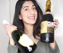 शैंपेन से बाल धोने का आया ट्रेंड, वीडियो सोशल मीडिया पर हो रही है वायरल