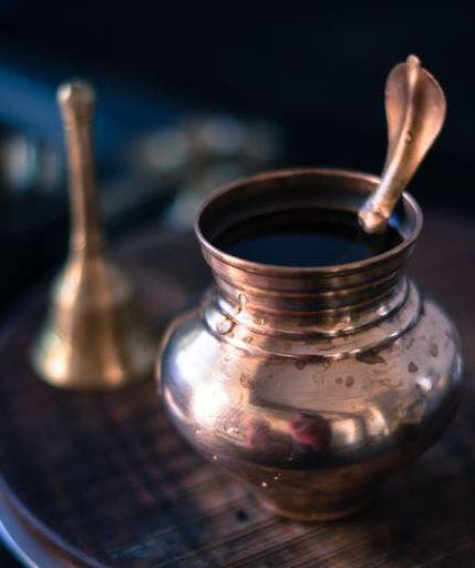 शिवलिंग के अभिषेक के लिए जल में थोड़ा से दूध मिलाएं. फोटोः गूगल फ्री इमेज    