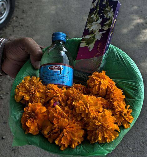 पूजा की समाग्री में मुकुट, धूप, बेलपत्र, सफेद फूल, दूर्वा, पंच प्रदीप, जल, भस्म,सुगंध, सुपारी, लौंग, इलायची, पंचमेवा, जनेऊ, सफेद चंदन, अक्षत, काले तिल लें.   फोटोः गूगल फ्री इमेज  
