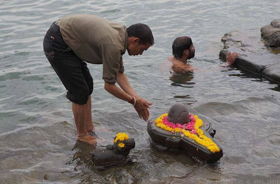  सावन के सोमवार की पूजा करने के लिए सबसे पहले शिवलिंग का श्रृंगार करें. शिवजी को दूर्वा भेंट करें. पंचमेवा भेंट करें. शिवजी को सुगंध, जनेऊ, इत्र, अक्षत और   तिल का भेंट करें. फोटोः गूगल फ्री इमेज