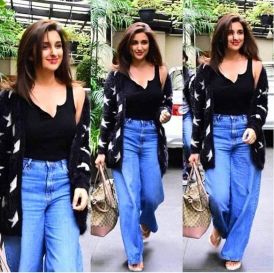 वहीं इस तस्वीर में परिणीति ब्लू जींस, ब्लैक टी-शर्ट और एक बैग लेकर कहीं जाती हुई दिख रही हैं. तस्वीर: इंस्टाग्राम