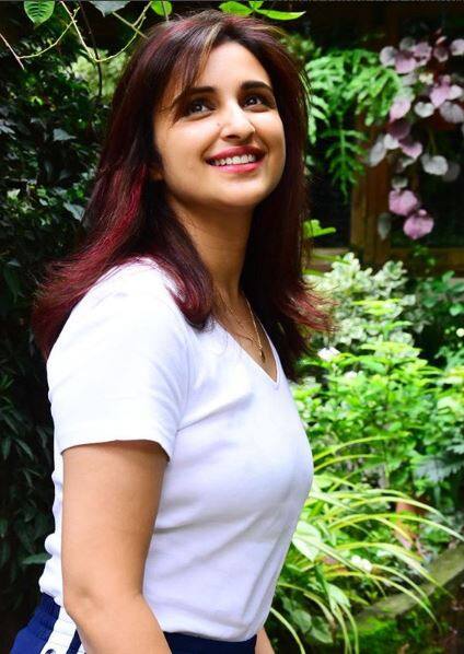 परिणीति सफेद टी-शर्ट में अपने नए हेयरडू के साथ बहुत खुश दिख रही हैं. तस्वीर: इंस्टाग्राम