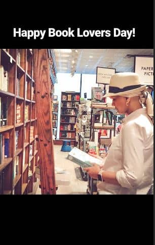 कैंसर के इलाज के दौरान खूब किताबें पढ़ रही हैं सोनाली बेंद्रे, ये तस्वीर है गवाह, देखें