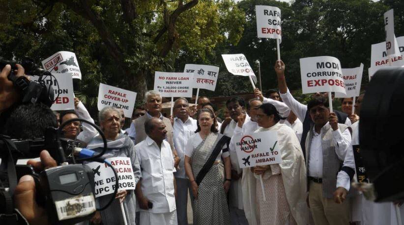 राफेल डील: कांग्रेस ने मोदी राज में विश्व का सबसे बड़ा घोटाला बता JPC जांच की मांग की Rafale Deal issue: Sonia Gandhi's led Opposition protest against Modi Govt, Uproar in Rajya Sabha राफेल डील: कांग्रेस ने मोदी राज में विश्व का सबसे बड़ा घोटाला बता JPC जांच की मांग की