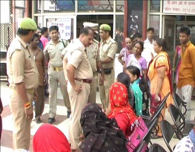 कानपुर: सुलभ शौचालय में युवक की चाकुओं से गोद कर हत्या, दबंग कब्जाना चाहते थे उसका घर A man brutally murdered in land dispute at Kanpur कानपुर: सुलभ शौचालय में युवक की चाकुओं से गोद कर हत्या, दबंग कब्जाना चाहते थे उसका घर