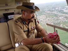 यूपी: 14 लाख रुपए में निगरानी की लिए किराए पर लिया हेलिकॉप्टर और कांवड़ियों पर बरसाए फूल