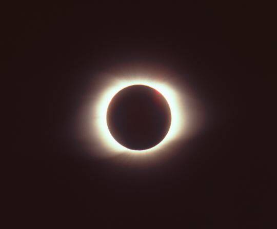 ग्रहण सूर्य हो या चन्द्र इसे शुभ कार्यों के लिए अशुभ माना जाता है और इस अवसर पर लोग कुछ खास मान्यताओं का पालन करते हैं. फोटो : गूगल फ्री इमेज