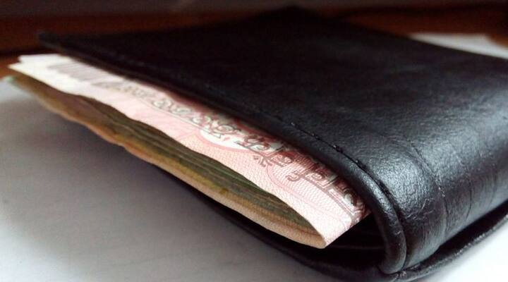 ऑनलाइन पेमेंट से पहले ये देख लें भारत का पता होने पर 100 रूपए और बाहर का पता होने पर 1020 रूपए के आसपास आपकी प्रोसेसिंग फीस लगेगी. इसके बाद आप डेबिट, क्रेडिट, नेटबैकिंग के जरिए पेमेंट कर सकते हैं. फोटोः गूगल फ्री इमेज