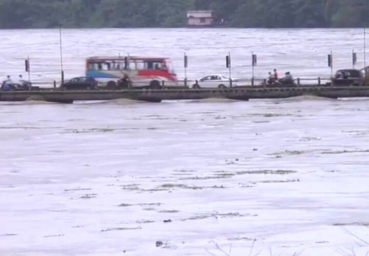 वहीं एक फ्लाईओवर पर गाड़ियां को कड़ी मशक्कत के साथ पार करते हुए देखा जा सकता है. तस्वीर: एएनआई